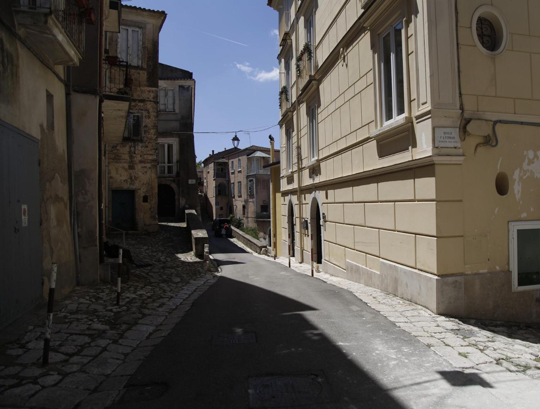 Grey Apartment Caiazzo Exterior foto
